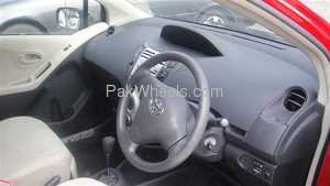 Slide_toyota-vitz--784470