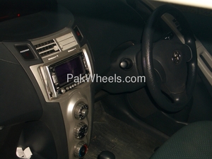 Slide_toyota-vitz-2005-896327